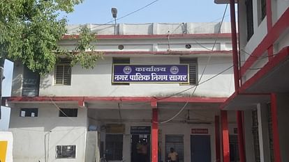 Sagar News: निगम अध्यक्ष से भिड़ीं BJP पार्षद, बोलीं- 'गुंडाराज मचा रखा है, आपको मातृशक्ति बोलने का हक नहीं' In the general meeting of the Municipal Corporation BJP corporation president and BJP councilor Scuffle