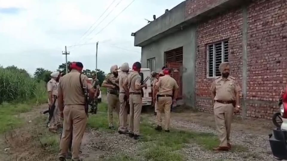 three suspects in army uniform seen again in border area at Pathankot police start search operation