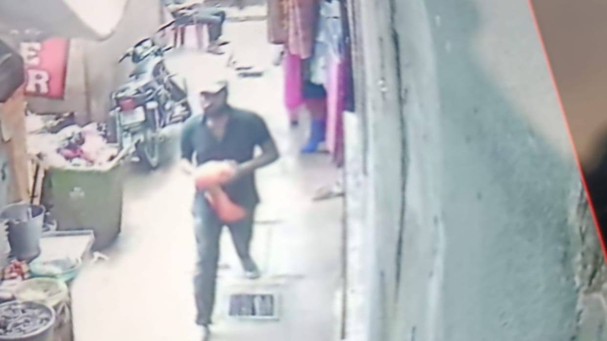 Illegal guide flees after robbing 40 pilgrims taking away 17 mobile phones and other belongings in varanasi