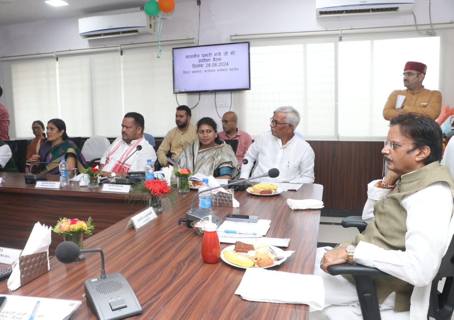 शहडोल में बैठक लेते उप मुख्यमंत्री राजेंद्र शुक्ल