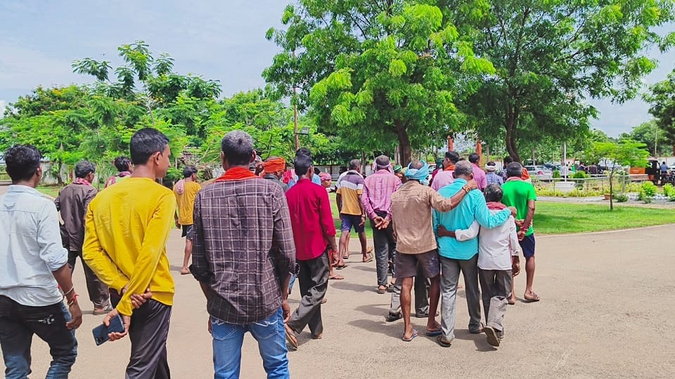 शिकायत लेकर सैकड़ों ग्रामीण पहुंचे कलेक्ट्रेट