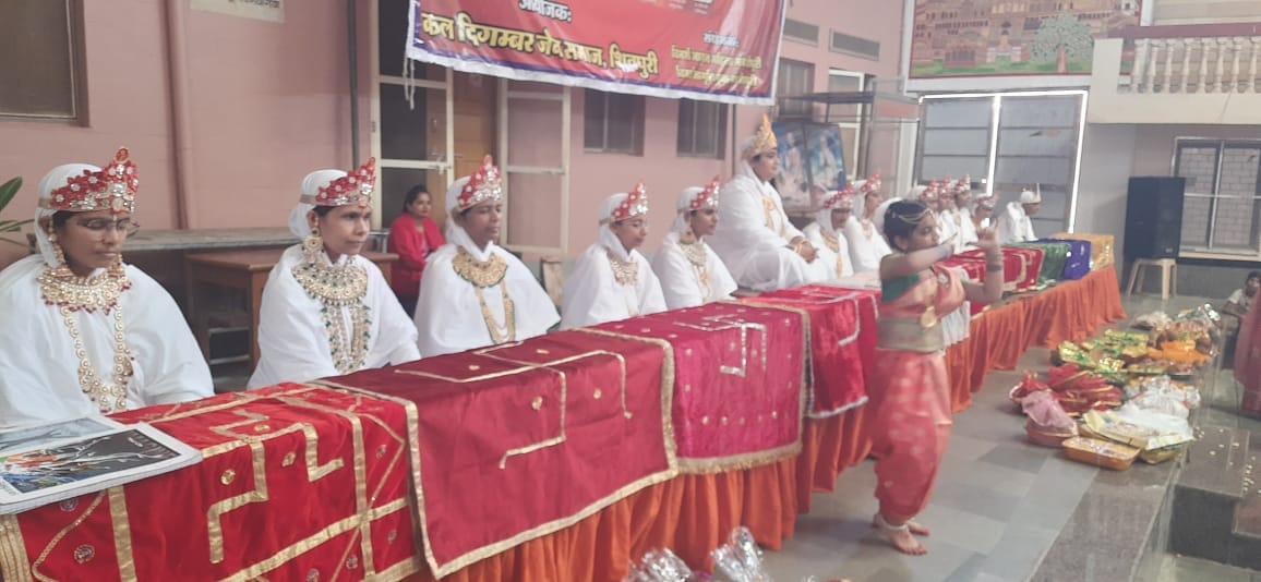 शिवपुरी के एक परिवार के दोनों बहनें मोक्षमार्ग पर आगे बढ़ेंगी।