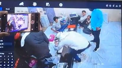 सुल्तानपुर डकैती कांड: आरोपी पहले ही कोर्ट में हो गया हाजिर, पुलिस को चकमा देकर किया सरेंडर Sultanpur robbery case: Main accused surrenders in court.