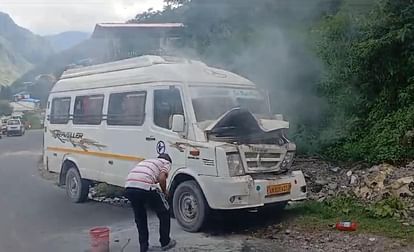 Badrinath Highway Tempo Traveller carrying 15 devotees from Odisha caught fire