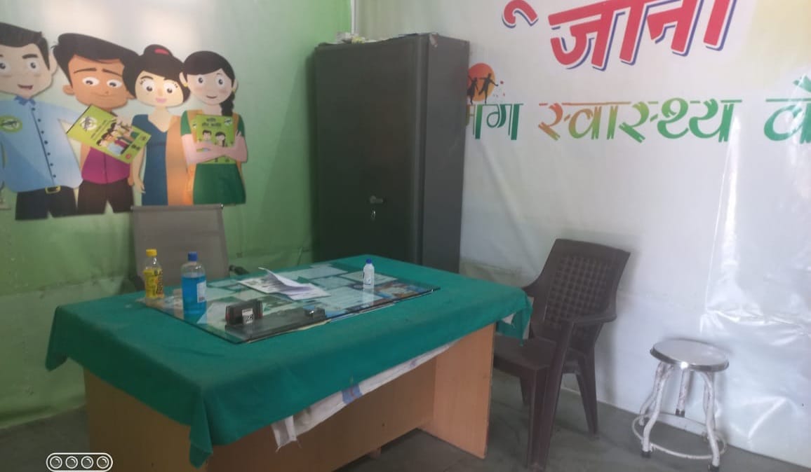 खाली पड़ा डॉक्टर का कैबिन।