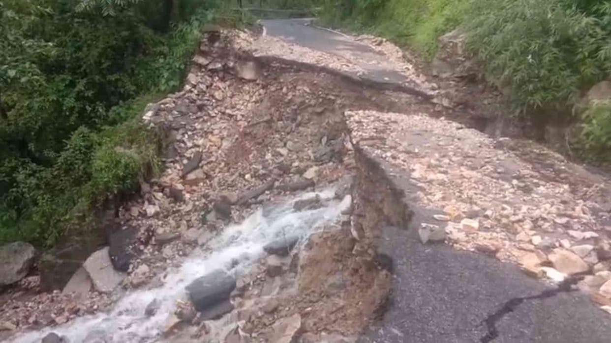Uttarkashi Sangrali road damaged at many places trouble for ITBP soldiers roads closed in Jaunsar Bawar too