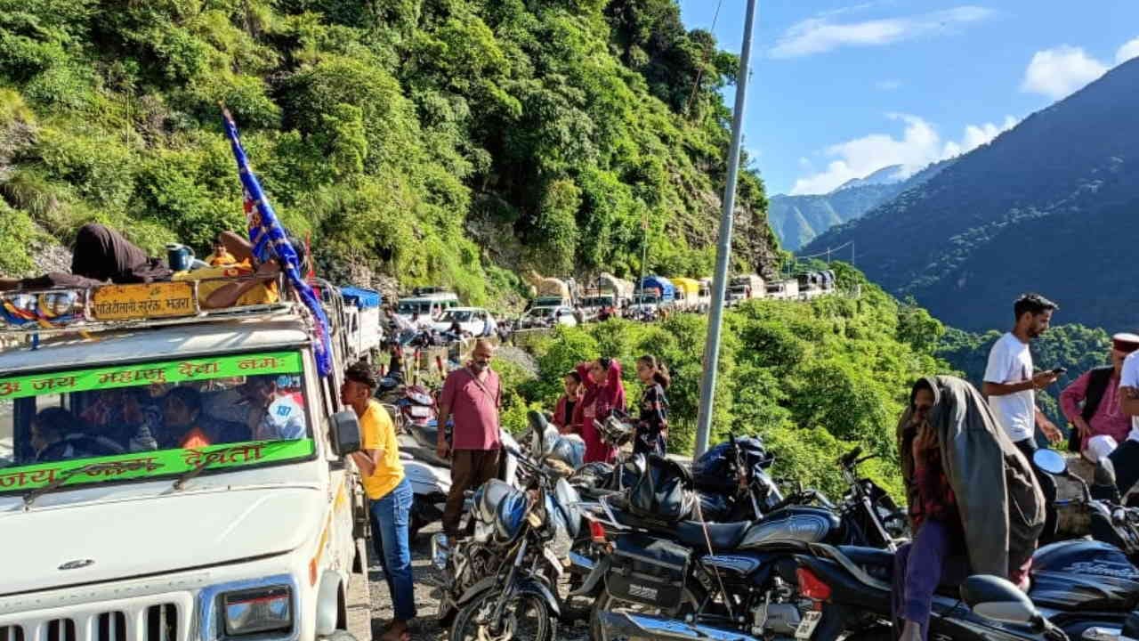 Uttarkashi Sangrali road damaged at many places trouble for ITBP soldiers roads closed in Jaunsar Bawar too