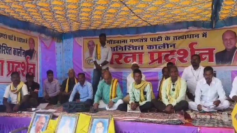 MLA Tuleshwar Markam protest continues no official came to meet him preparations to surround collectorate in K