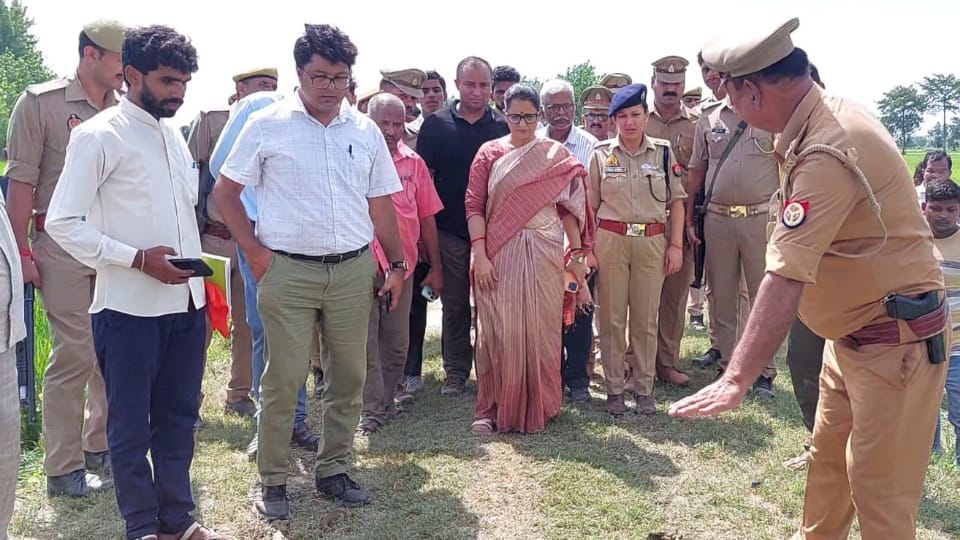 Up News MLA Patrolling With Gun in Hand in Areas After Wolves Attack Case in Uttar Pradesh