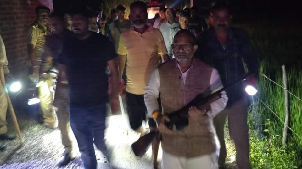 Up News MLA Patrolling With Gun in Hand in Areas After Wolves Attack Case in Uttar Pradesh