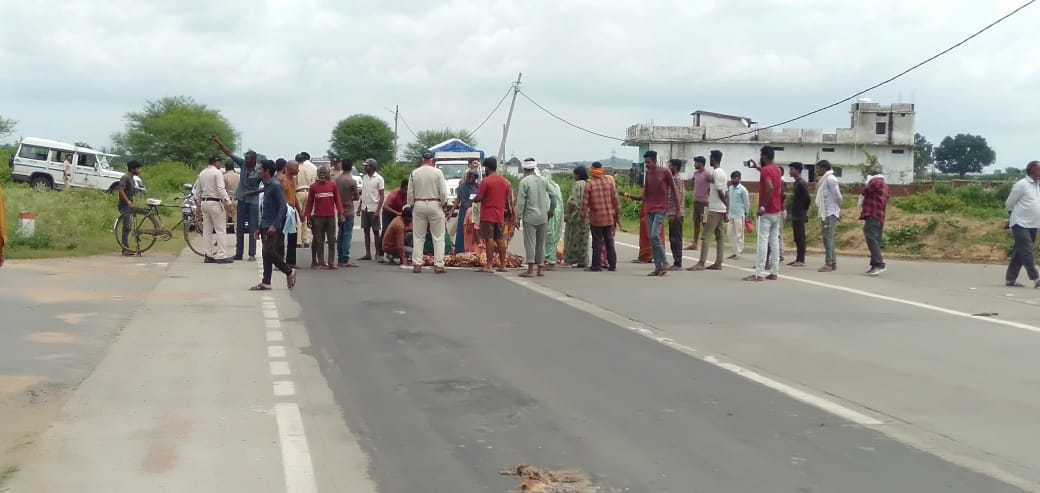 आक्रोशित ग्रामीणों ने शव हाईवे पर रखकर चक्काजाम कर दिया।