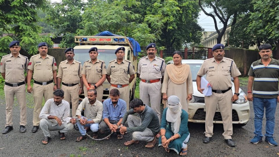 Police arrested five accused of smuggling ganja in Raigarh