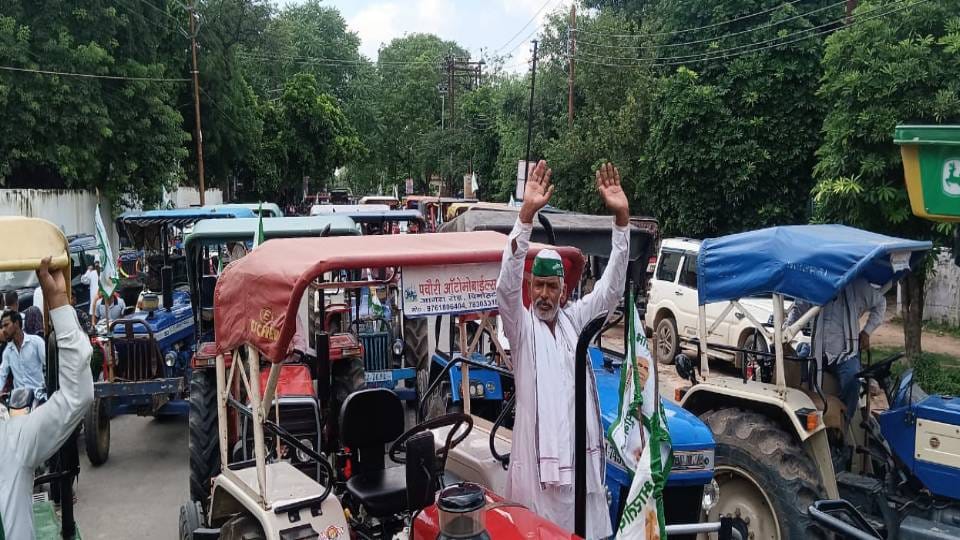 BKU took out tractor march on Agra-Etawah highway In Bah Agra had hot talk with SDM