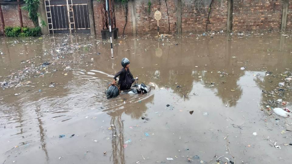 Agra-Delhi Highway became a lake in the rain People struggled for hours vehicles stopped