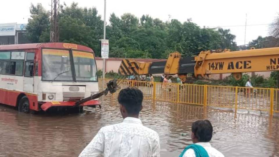 highway turned into lake due to rain in Agra six km long jam lasted for seven hours