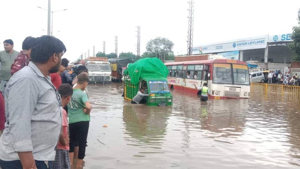 highway turned into lake due to rain in Agra six km long jam lasted for seven hours