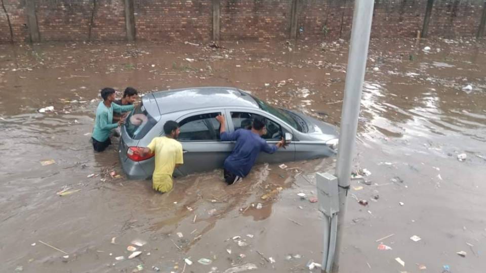 Agra-Delhi Highway became a lake in the rain People struggled for hours vehicles stopped