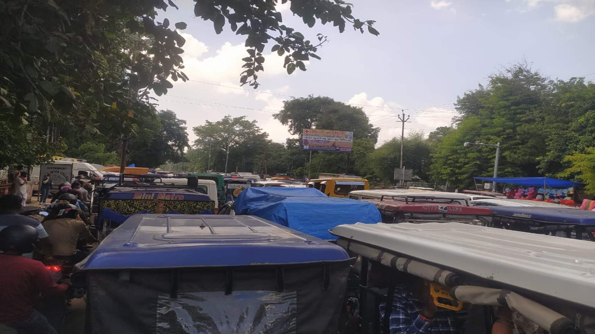 People are troubled by getting stuck in the traffic jam, vehicles are crawling at many places from Alopibagh t