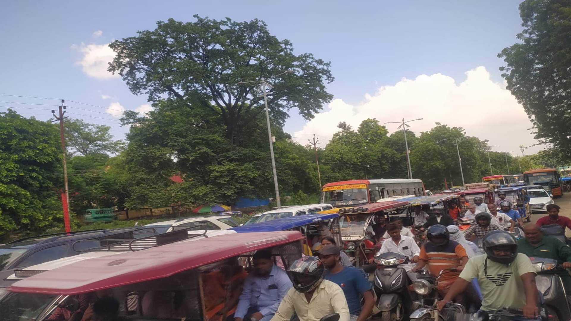 People are troubled by getting stuck in the traffic jam, vehicles are crawling at many places from Alopibagh t