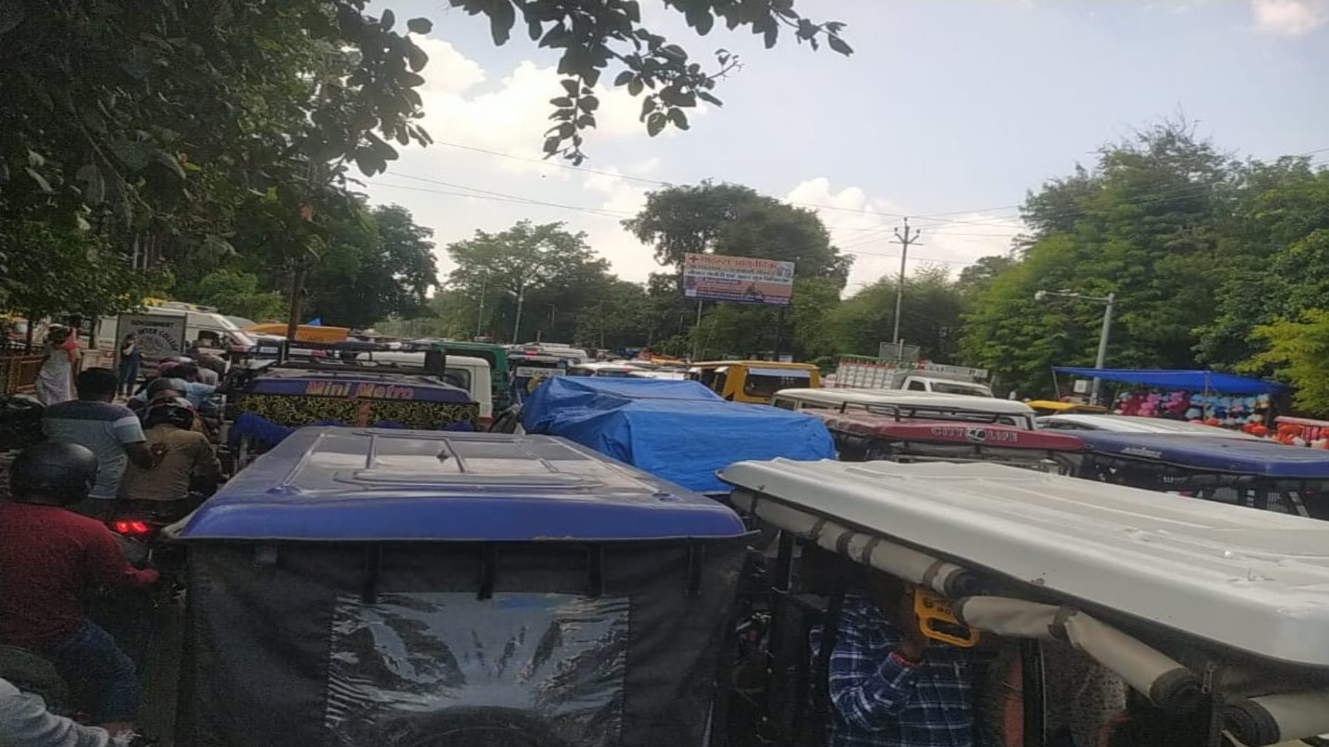 People are troubled by getting stuck in the traffic jam, vehicles are crawling at many places from Alopibagh t