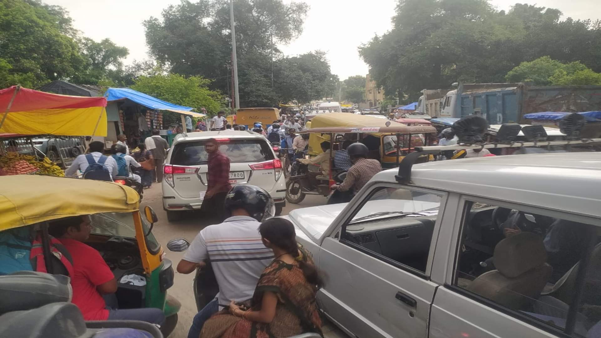 People are troubled by getting stuck in the traffic jam, vehicles are crawling at many places from Alopibagh t