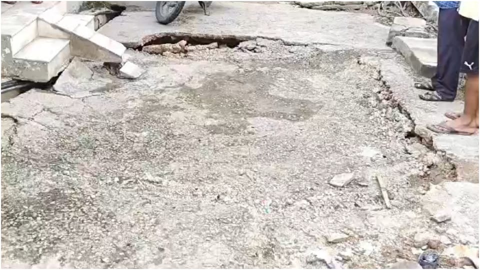 Road caved in Alwar due to rain danger of house collapse  Rajasthan Hindi news