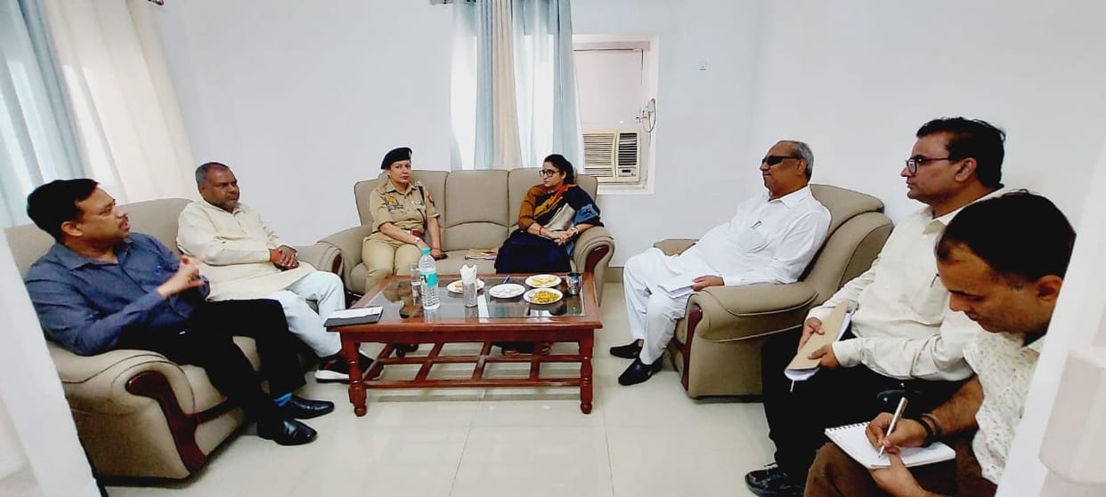 Bahraich: UP minister review meeting about safety from wolf attack.