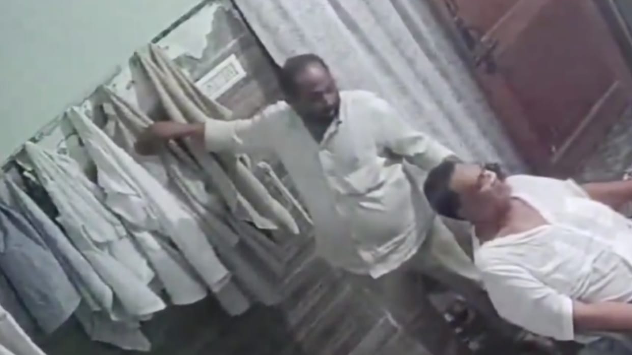 Meerut: Barber who came to shave house stole money, video went viral on social media