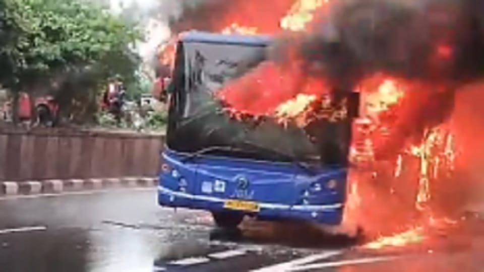 Sudden fire in DTC bus in Jagatpuri area