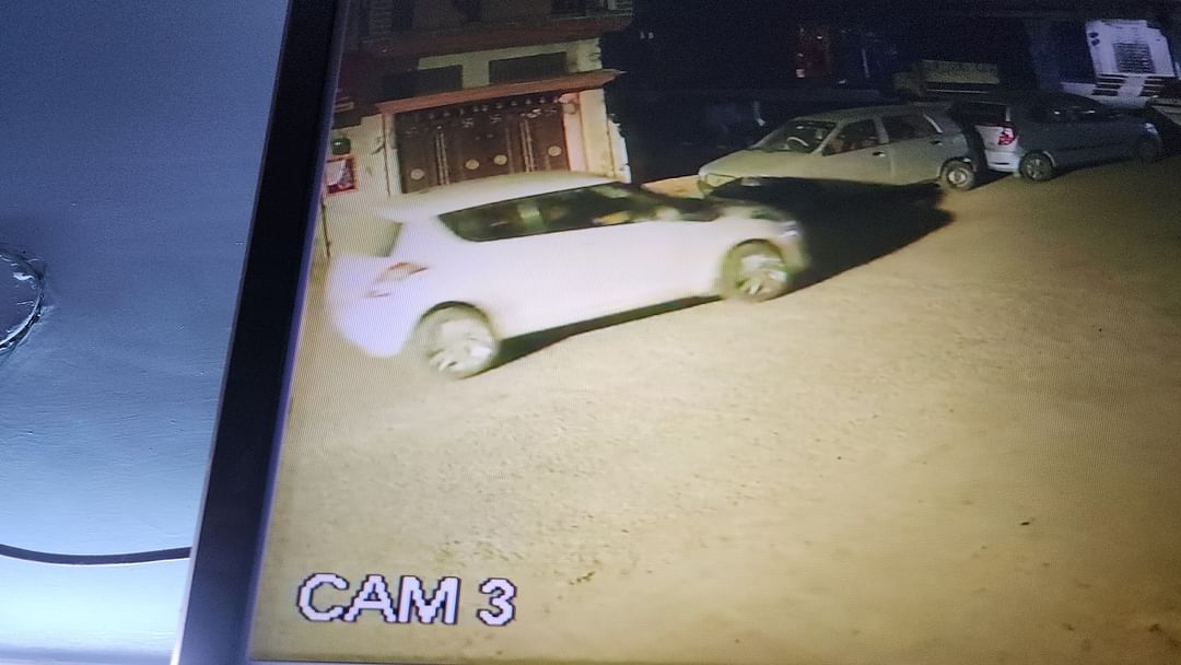 Car thieves stole two cars caught on cctv in bareilly