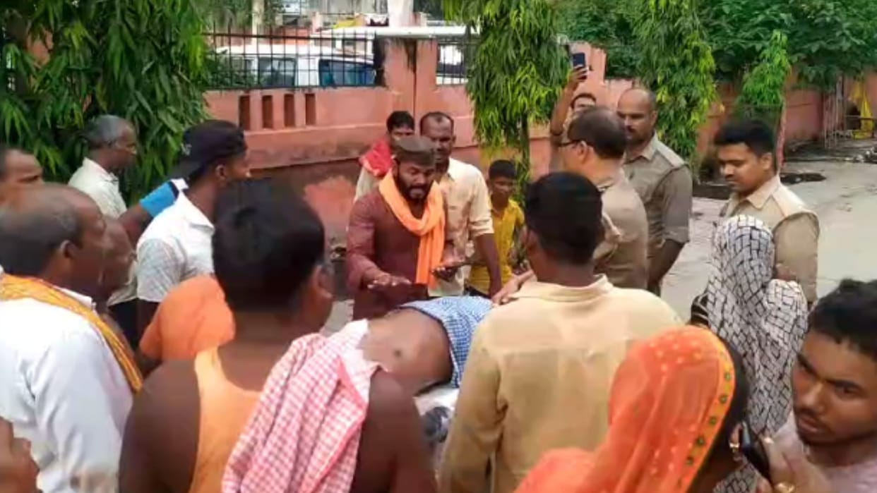 Old man dies during treatment in azamgarh family members create ruckus protest hospital gate