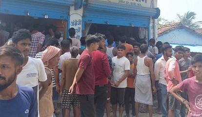 मुजफ्फरपुर से बड़ी खबर: CSP लूटने हथियार लेकर पहुंचे बदमाश…एक को ग्रामीणों ने पकड़कर धुना; दो मौके से फरार Villagers caught and beat up a miscreant who went to rob a CSP in Muzaffarpur
