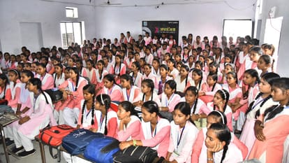doctor made the girl students aware about menstruation in aparajita program