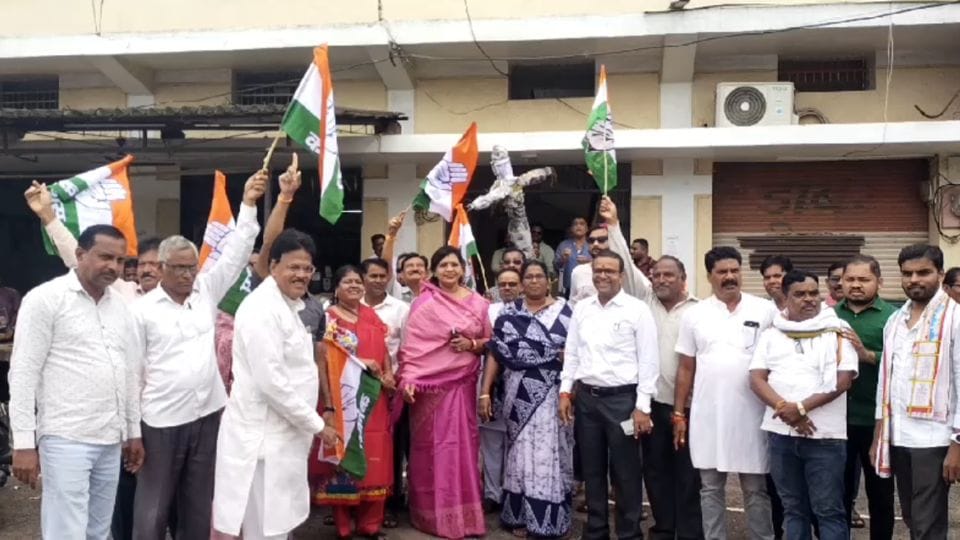 Congress leaders and workers protested at Jayastambh Chowk and burnt effigies of CM Sai and Home Minister