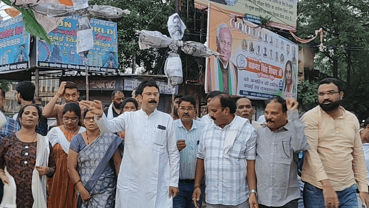 Raigarh Congress burnt effigies of CM and Home Minister protested against lathicharge and FIR