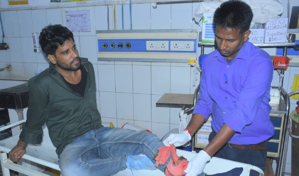 Police encounter with two criminals, shot in the leg, had robbed the wife of a retired ADM, arrested