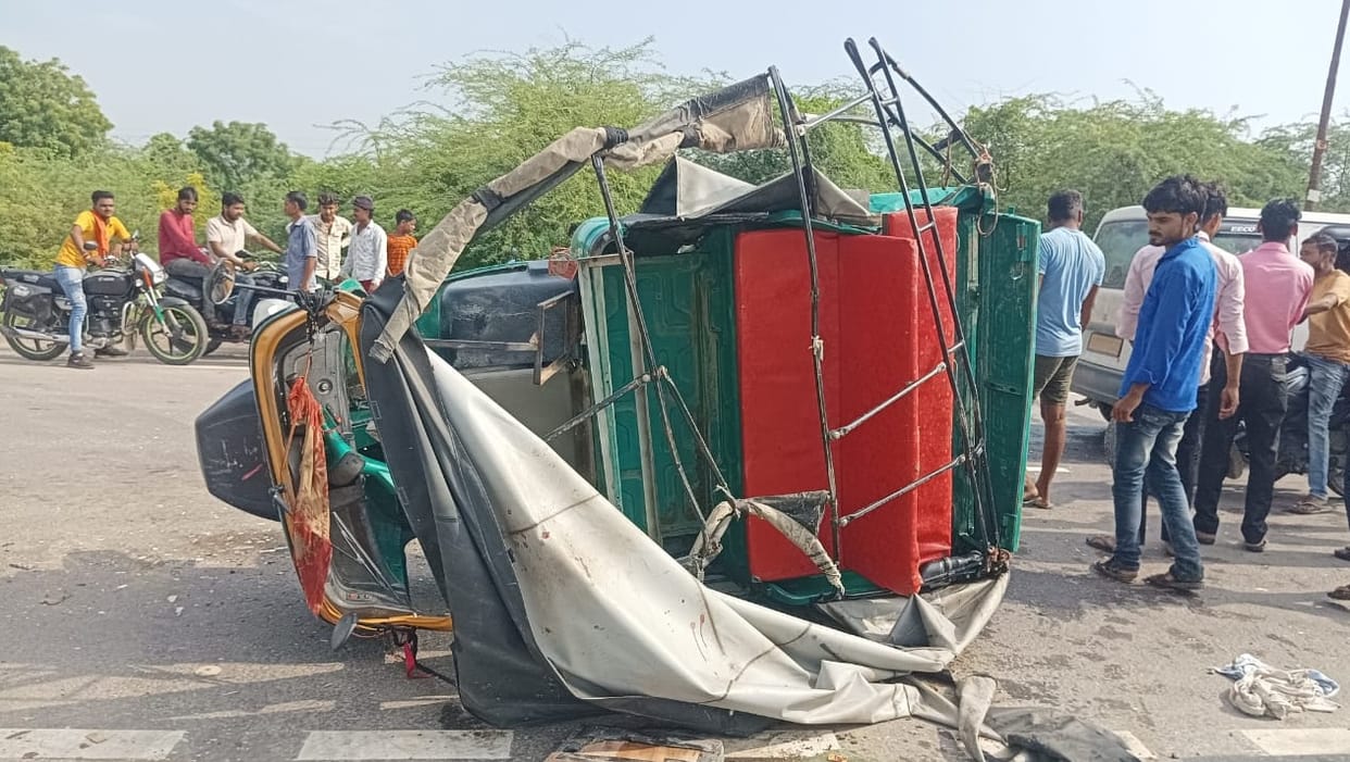 Hardoi Accident, Auto overturned after being hit by high speed Scorpio, nine people injured, driver absconded