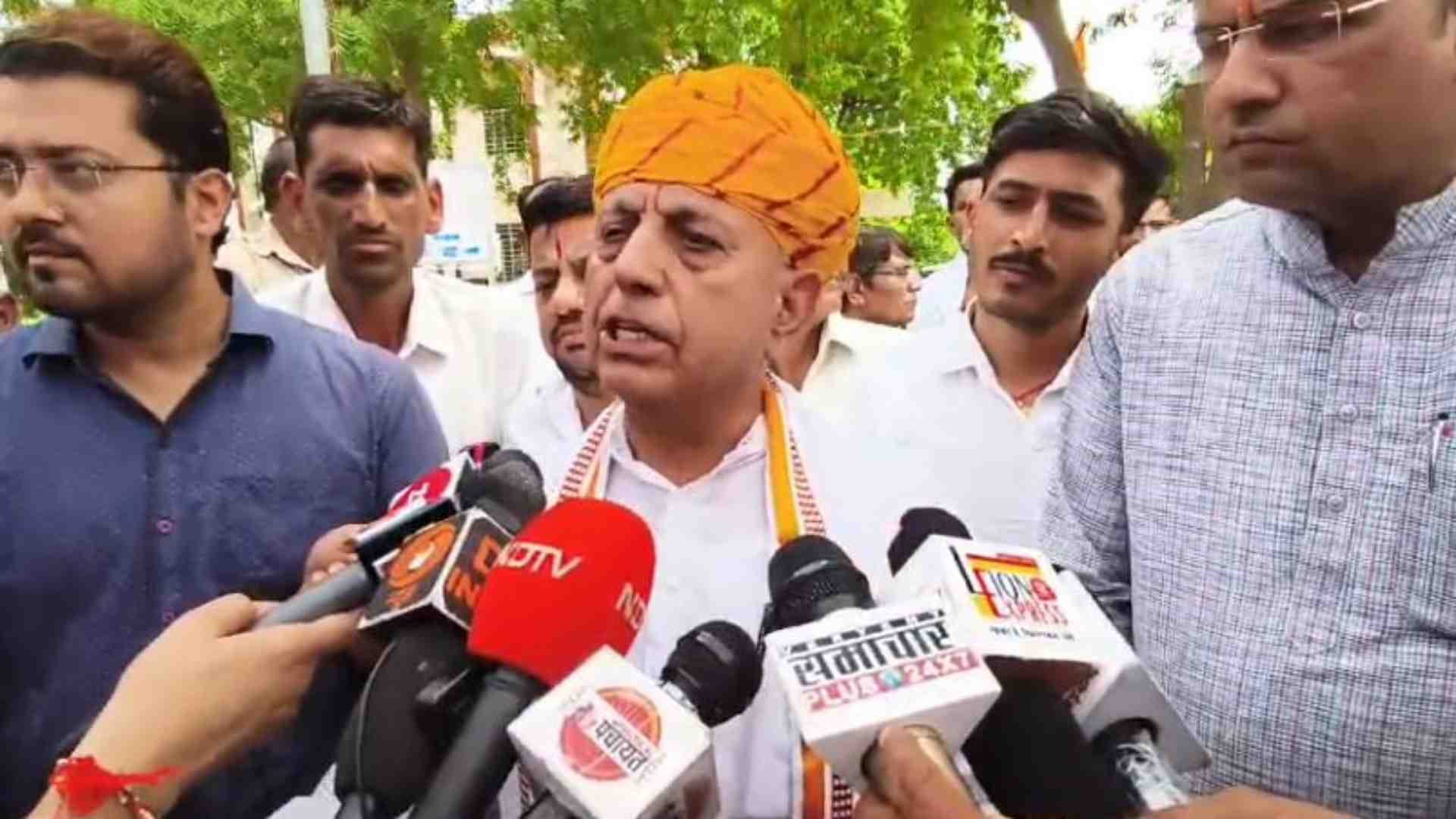 मीडिया से बात करते केंद्रीय राज्य मंत्री भागीरथ चौधरी।