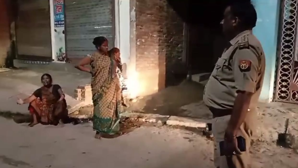 Bricks and stones thrown during idol immersion in Azamgarh four people including constable injured