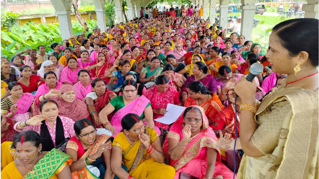 Anganwadi workers demonstrated at DM office in Maharajganj