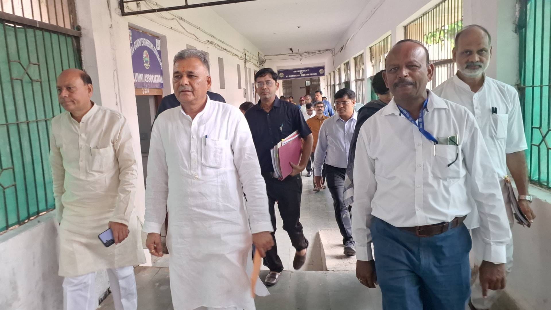 मंत्री इंदर सिंह परमार सहित अन्य लोग