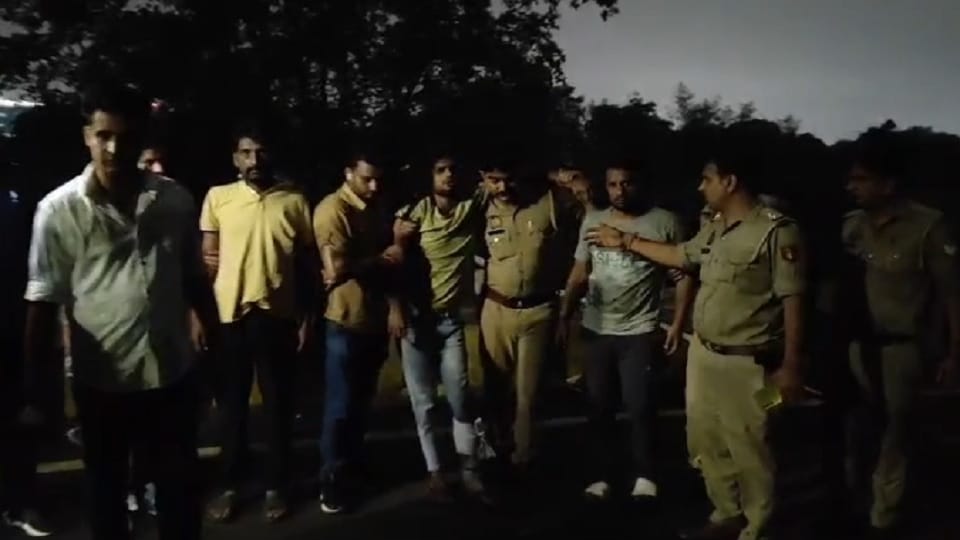 Three miscreants of Thak Thak gang arrested in police encounter in Noida