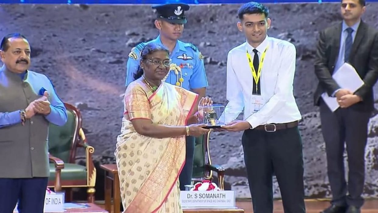 Kartik Pandey of Pratapgarh made the model of Chandrayaan-4 rover, honored by the President