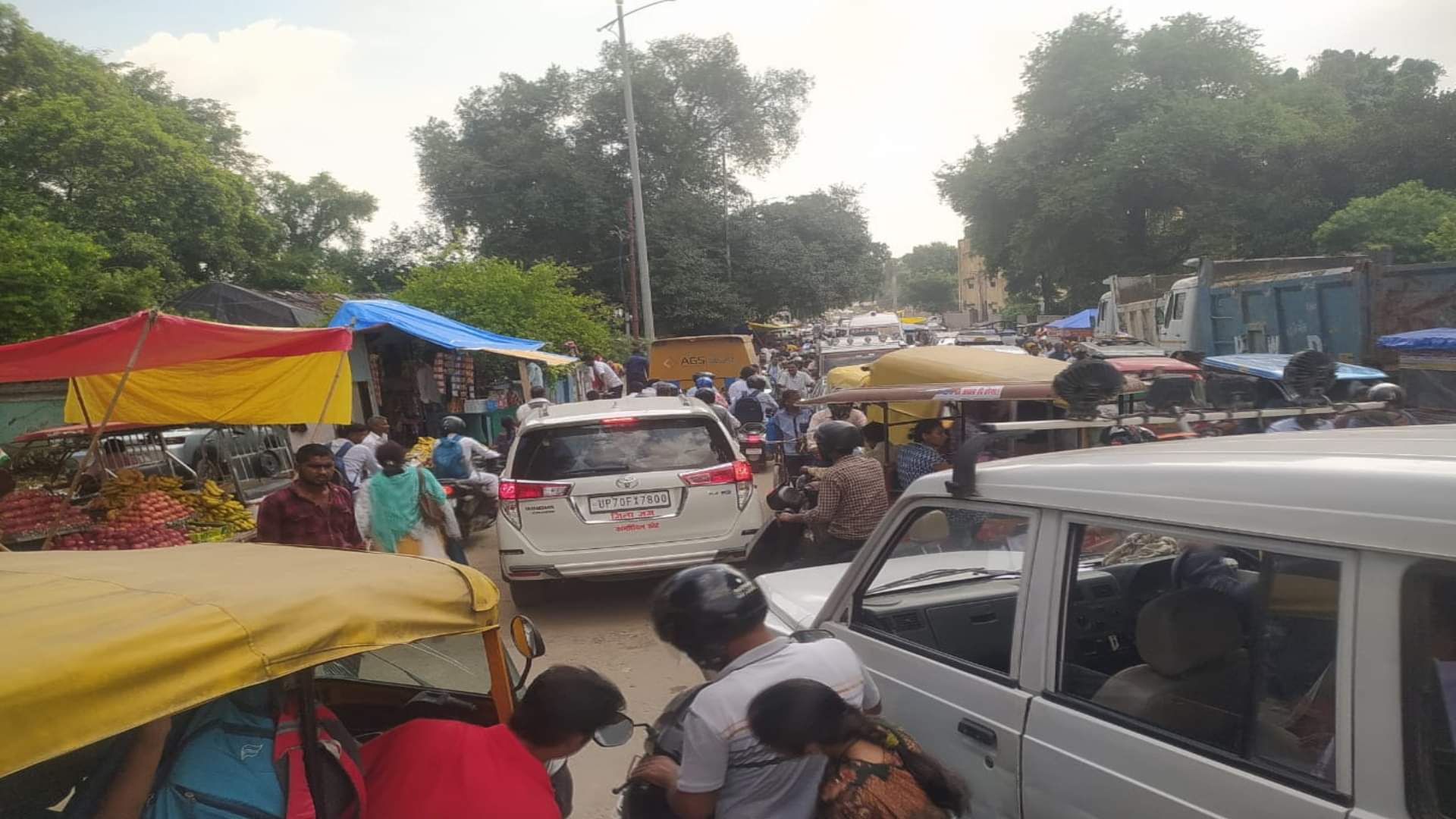 People are troubled by getting stuck in the traffic jam, vehicles are crawling at many places from Alopibagh t