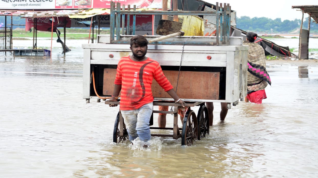 Water level of Ganga and Yamuna is decreasing rapidly, devotees troubled by mud and filth.