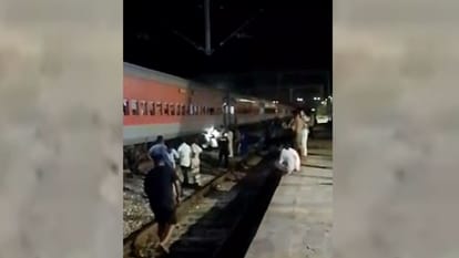 Raebareli: Lucknow Yashwant Nagar Express breaks jammed.