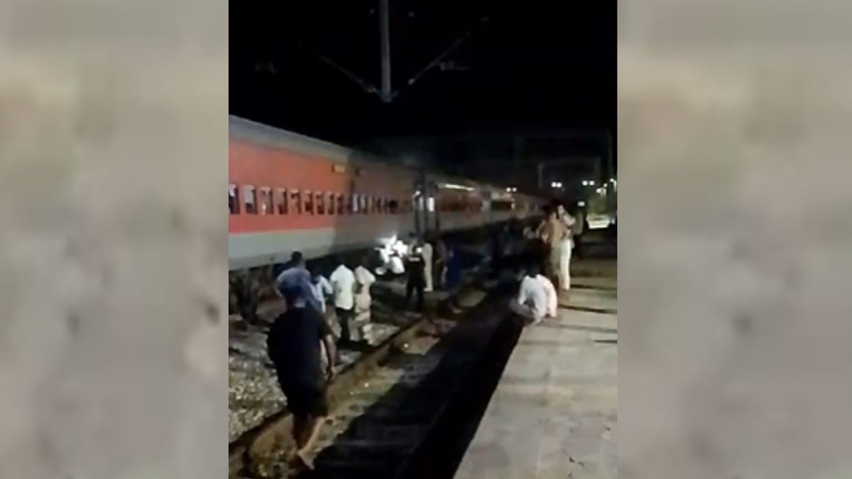 Raebareli: Lucknow Yashwant Nagar Express breaks jammed.