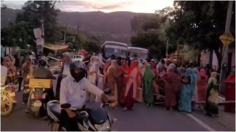 Alwar News: Women protested by blocking the road regarding water problem