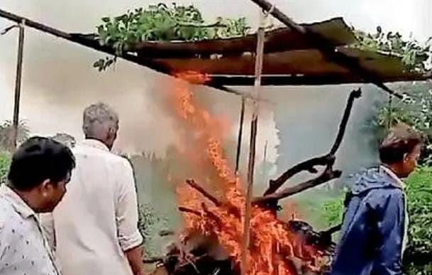 रतलाम में दलित महिला का अंतिम संस्कार करने से रोकने वाला गिरफ्तार।