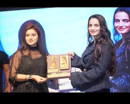 Satna Girl Nidhi Pandey Wins India Best Celebrity Makeup Artist Award